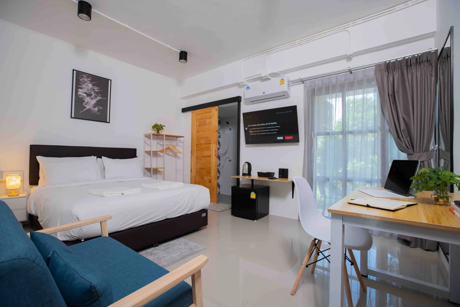 A private room at Laewan Guesthouse, with queen bed.