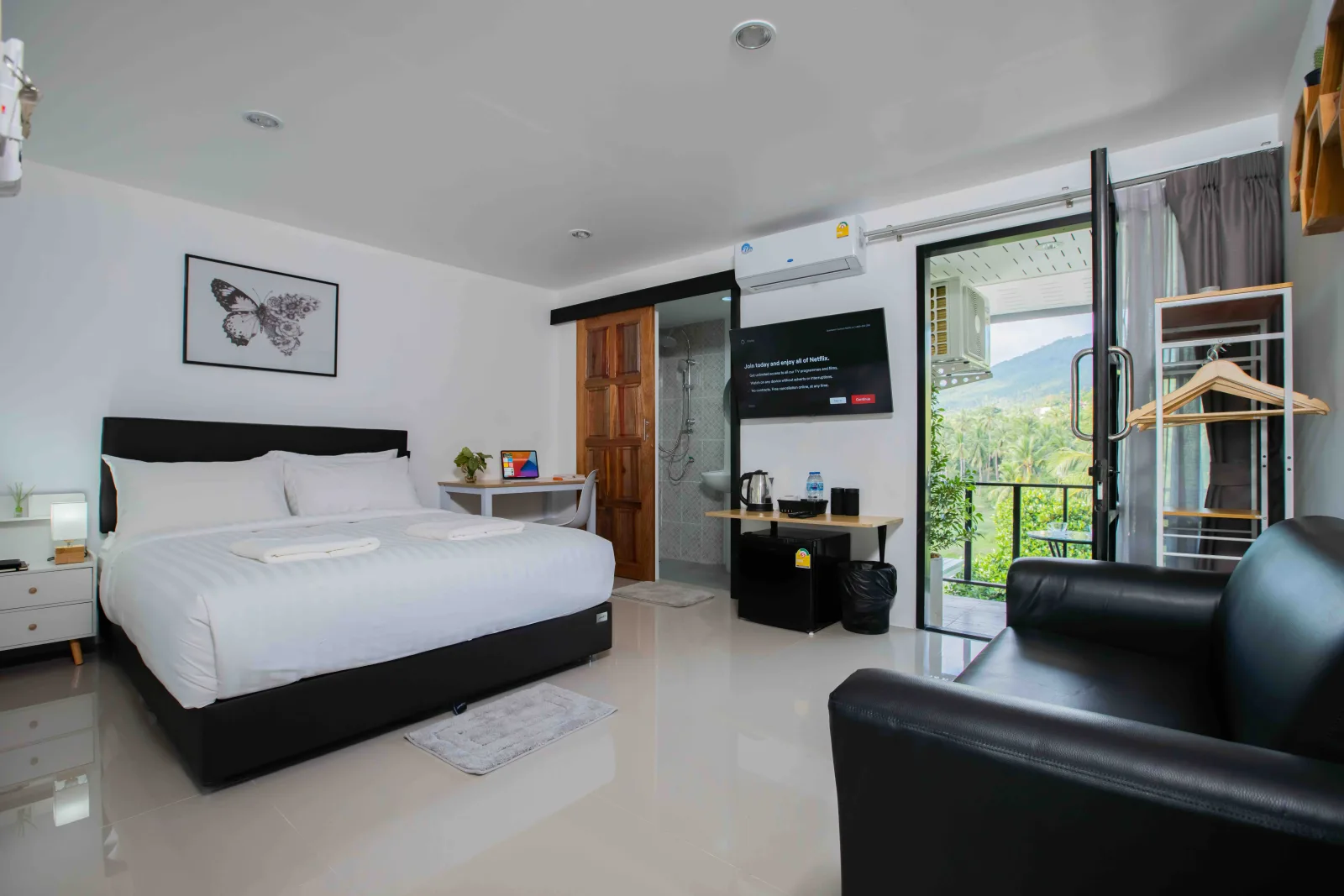 A private room at Laewan Guesthouse, with queen bed.
